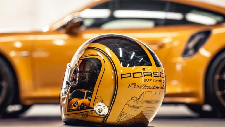 Μαζί με την Porsche πήρε και αυτό το θαυμάσιο κράνος